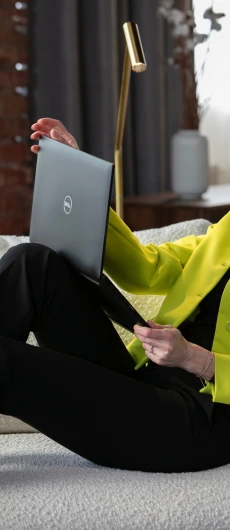 Advokátka Lenka Paluchová pri práci na počítači.