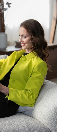 Lenka Paluchová pri práci na počítači.